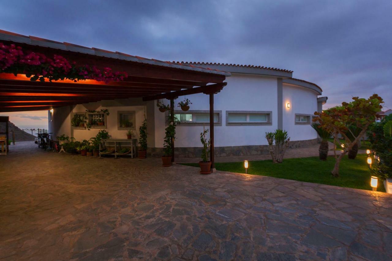 Sara In Villa